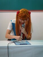 試験会場での桜・稲垣早希。(C)吉本興業