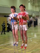 2人の竹馬は足台とトップがラメになっているアイドル仕様。子供たちが使った竹馬は株式会社第一のロングセラー「カラー竹馬。支柱は丈夫なスチール製で色もカラフル。トップには鈴が入っていて歩くたびにリズミカルな音色が鳴り響く。