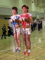 2人の竹馬は足台とトップがラメになっているアイドル仕様。子供たちが使った竹馬は株式会社第一のロングセラー「カラー竹馬。支柱は丈夫なスチール製で色もカラフル。トップには鈴が入っていて歩くたびにリズミカルな音色が鳴り響く。