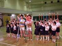 なっくんが「こんにちはー」と挨拶をすると、大きな声で挨拶をかえす元気の良い子供たち。なっくんが「うるさーい」と言い返すと体育館は子供たちの笑い声に包まれた。