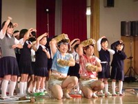 Gフォースの応援歌を一緒に練習し、最後のポーズを決めた生徒たちと紫SHIKIBUの2人。