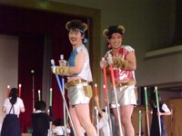 2人が「こんな大人になりたいひとー」と聞くと、最初は小さい声で「はーい」と言う返事が聞こえていたが、最後にもう一度リーゴが同じ質問をすると元気に「いいえー」という声が。子供たちの成長の早さに2人も感心した様子。