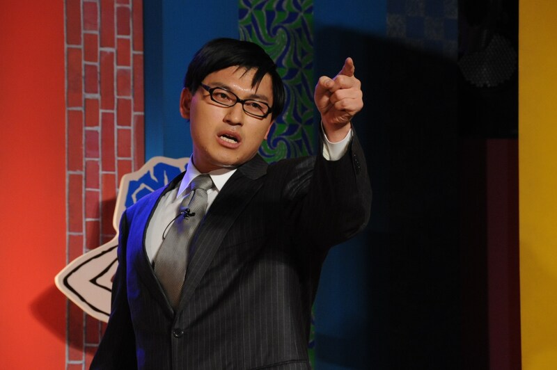 「春日の危険の対処法講座」を披露するオードリー春日。後日、惜しくも危険を回避できず骨折してしまった春日だが、1日も早い回復を祈ろう。（c）「潜在異色」製作委員会