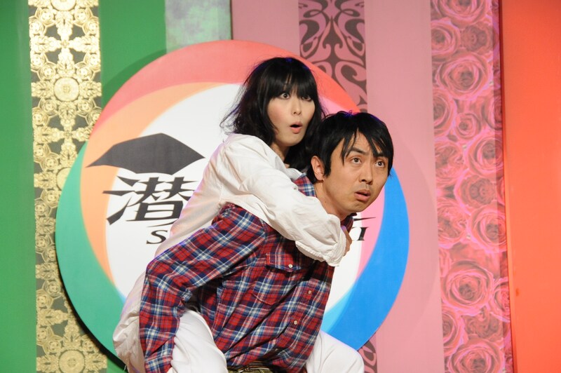 アンガールズ田中におんぶする鳥居みゆき。コント「おばすてやま」の一場面。（c）「潜在異色」製作委員会