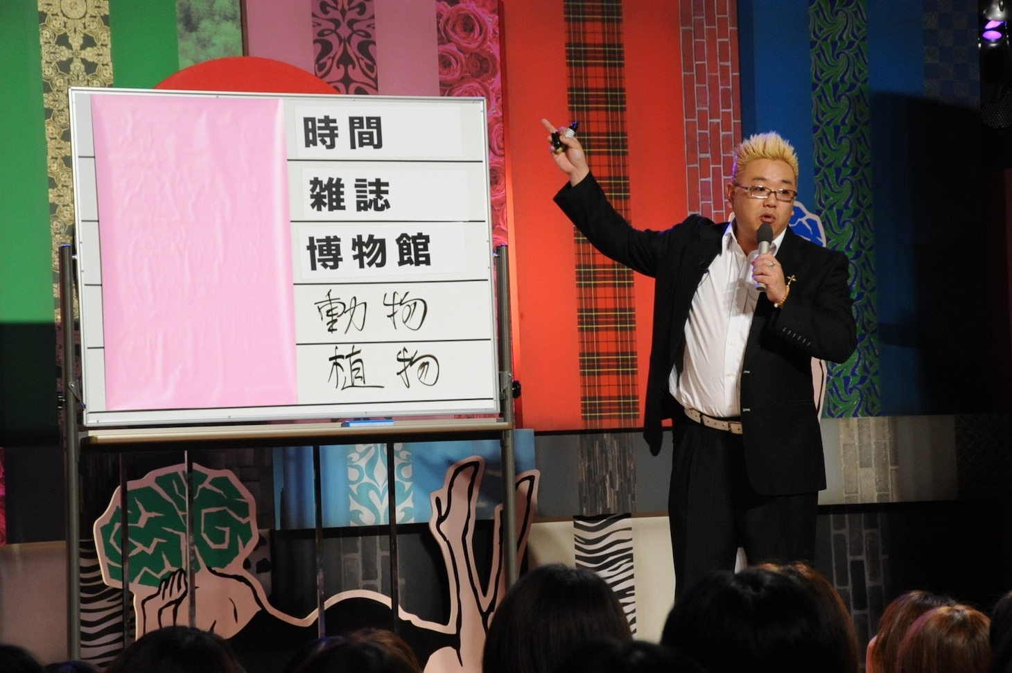「放送禁止？漫談」中のサンドウィッチマン伊達。（c）「潜在異色」製作委員会