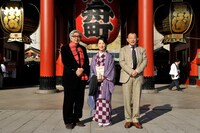 「おとうと」の大ヒットを祈願した山田洋次、吉永小百合、笑福亭鶴瓶。(c)2010「おとうと」製作委員会