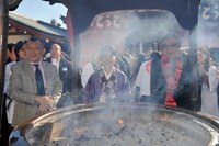 香炉で体を清めた山田洋次、吉永小百合、笑福亭鶴瓶。(c)2010「おとうと」製作委員会