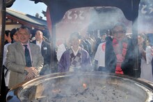 香炉で体を清めた山田洋次、吉永小百合、笑福亭鶴瓶。(c)2010「おとうと」製作委員会