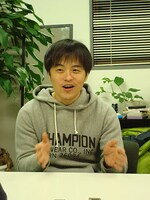 「モバイルブロス」のインタビューに答えるバカリズム。