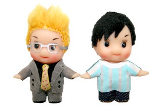 写真はサンドウィッチマン・キューピー。「サンドウィッチマンライブ2009～新宿与太郎狂想曲～」DVDの中に収録されているキーワードをオフィシャルサイトのプレゼント応募ページに入力すると、抽選で313（3で1を挟んでサンドウィッチ）名にプレゼントされる。