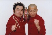 アホマイルドの坂本（左）と高橋（右）。高橋のネタもさることながら、坂本のMCも見事。2010年の活躍が期待される。(c)吉本興業