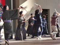 突然襲い掛かってきた刺客をおぼつかない剣さばきで倒していく6人の侍たち。