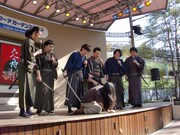 何度も登場する刺客の一人を確保。「お前さっき出てきたやん！」「お金がないからTシャツで登場して！」「せめて黒でそろえろよ！」と次々にツッコミをいれる侍たち。