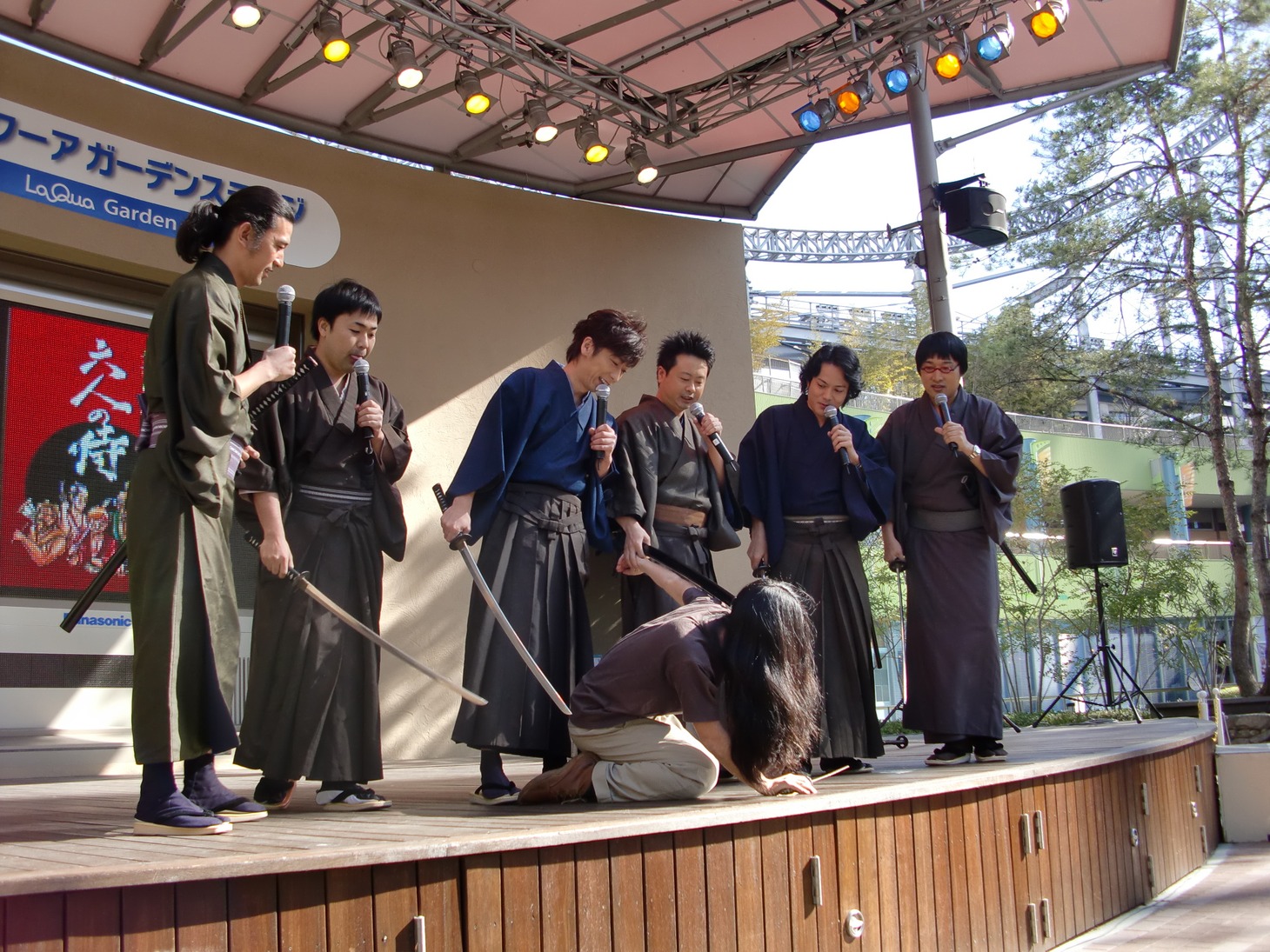 何度も登場する刺客の一人を確保。「お前さっき出てきたやん！」「お金がないからTシャツで登場して！」「せめて黒でそろえろよ！」と次々にツッコミをいれる侍たち。