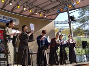 2010年1月に行われたイベントの様子。「×」が書かれた紙を引いてしまった岩尾と諸岡。