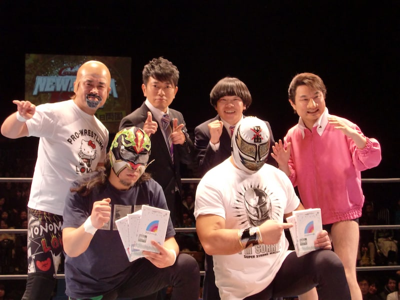 「アメトーーク！」のDVDをプレゼントされたエル・サムライ、スーパー・ストロング・マシン。会場では日本プロレスと「アメトーーク！」のコラボTシャツも販売された。