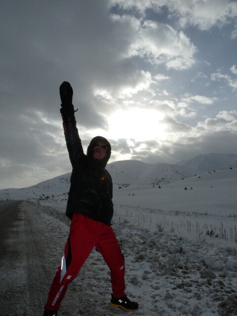 30,000km達成の記念写真を撮る間寛平。辛い環境でも笑いを忘れない寛平は、がん治療のためカプセルを注射した際、「“アメママン”から“カプセルマン”になったで」とジョークを飛ばしていた。(c)間寛平アースマラソン製作委員会