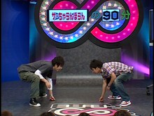 DVD「ライセンスの∞（無限大）2」の一場面。「もっと知りたいコミュ」企画で「力くらべ……強いのはどっち？」検証。