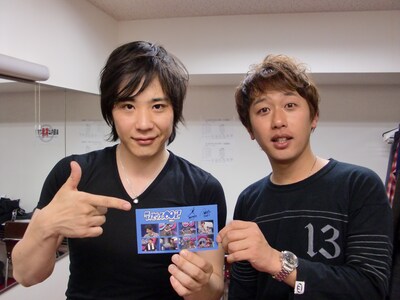 「LICENSE vol.TALK　♯22」終了後のライセンス。手に持っているのはDVD「ライセンスの∞（無限大）2」の予約特典ステッカー。数に限りがあるので、ライセンスグッズを集めている人は早めに予約しよう。