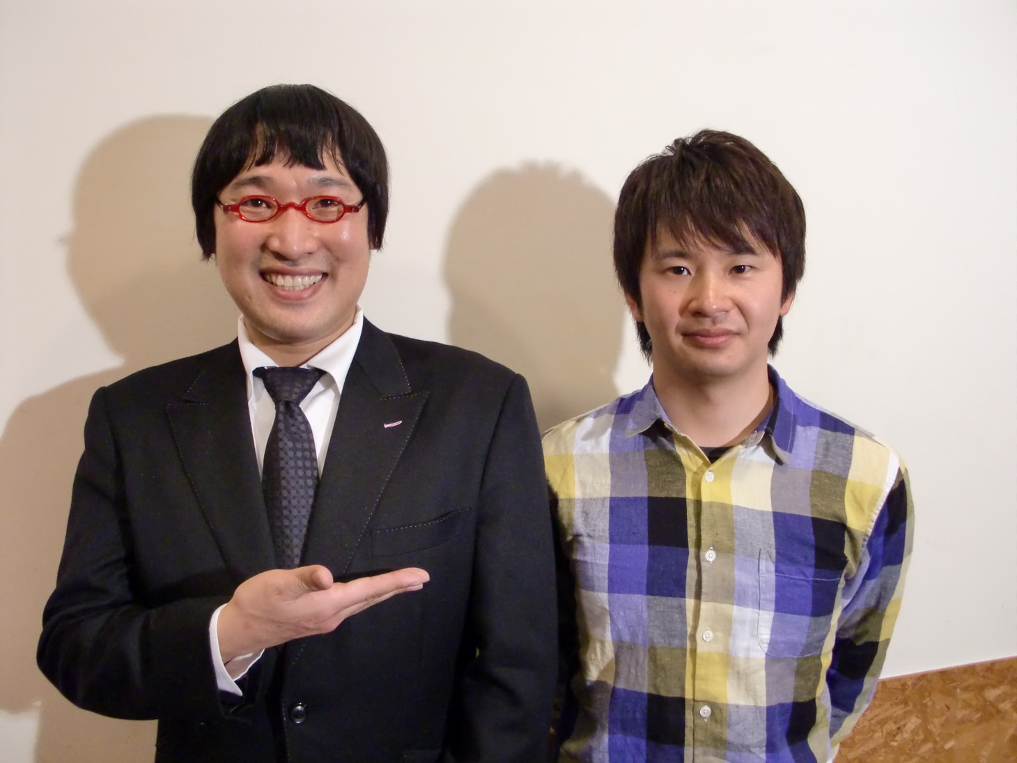 2月1日開催の「言語遊戯王6」終了後の司会南海キャンディーズ山里と優勝者オードリー若林。