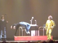 ブルース・リーの衣装で登場したオアシズ光浦。次々に襲いかかる暴漢をなぎ倒し「やっちまいな」の決め台詞に山ちゃんは、「みなさんがご覧になっているのは『言語遊戯王』です」と観客を安堵させた。