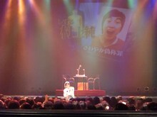 入場では各々が自由なスタイル。しずる村上は90年代スタイルでポップに登場、「言語遊戯王、Zeppでやるなんてぶっとびー」とアラサーの笑いを誘った。