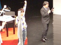 優勝トロフィーの代わりとなる“自転車の鍵”を受け取った若林。「キャンパスナイトフジ代表で来たので、早くキャンパスナイターズにこの喜びを伝えたいです」と語った。