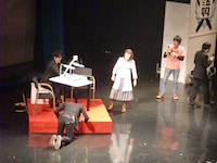 「相方の敵討ちだ！」といきなり吉村に襲いかかった光浦。「更年期障害か！」と反撃した吉村は、「漢方飲んでます！」と言い返され思わずヒザから崩れ落ちた。