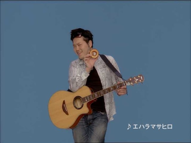 最近Twitterを始めたエハラマサヒロ。ファンはフォローしてみよう。(c)ミスタードーナツ