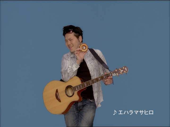 最近Twitterを始めたエハラマサヒロ。ファンはフォローしてみよう。(c)ミスタードーナツ