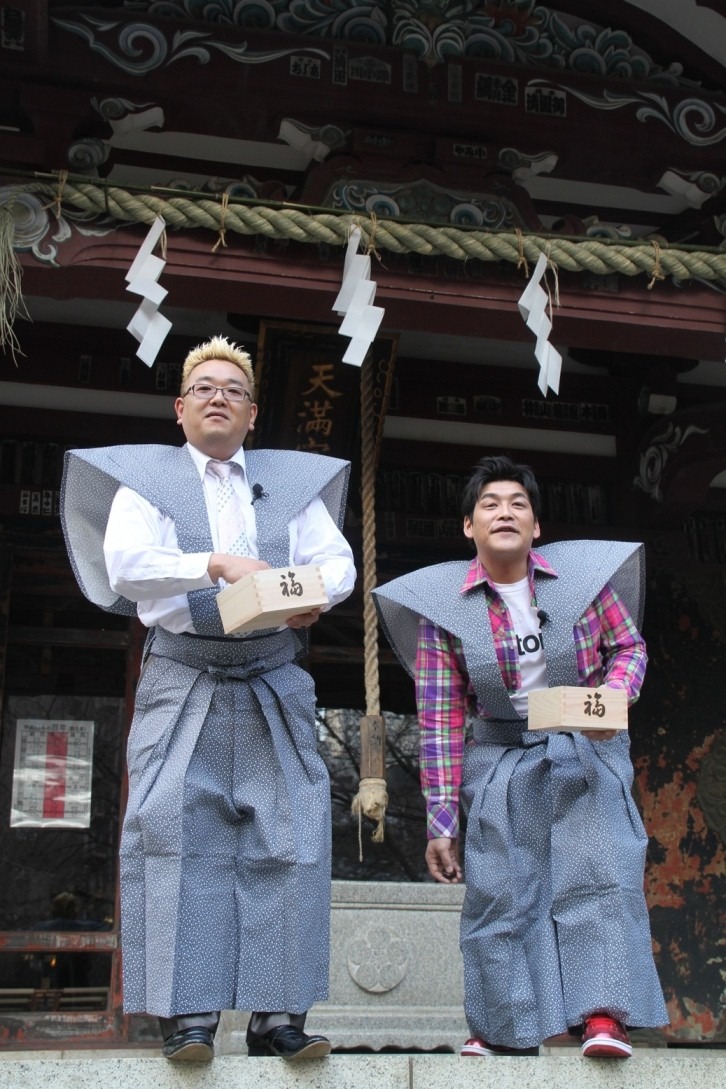 世界最大級の豆を投げる富澤（右）。