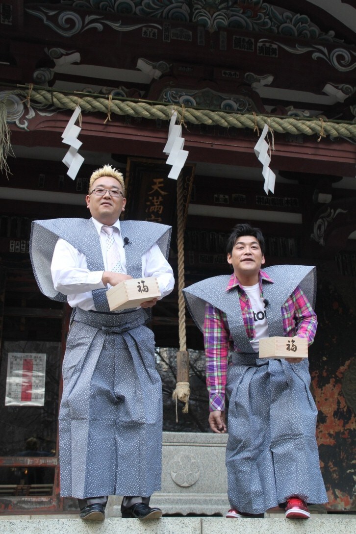 世界最大級の豆を投げる富澤（右）。