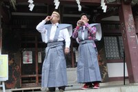 “伊達”巻と恵方“サンド”を頬ばるサンドウィッチマン。