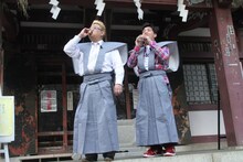 “伊達”巻と恵方“サンド”を頬ばるサンドウィッチマン。