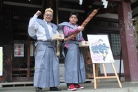 カメラ目線でポーズを決めるサンドウィッチマン。