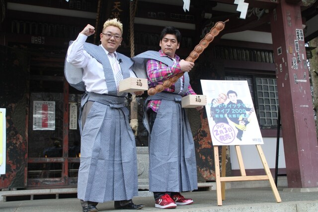 カメラ目線でポーズを決めるサンドウィッチマン。