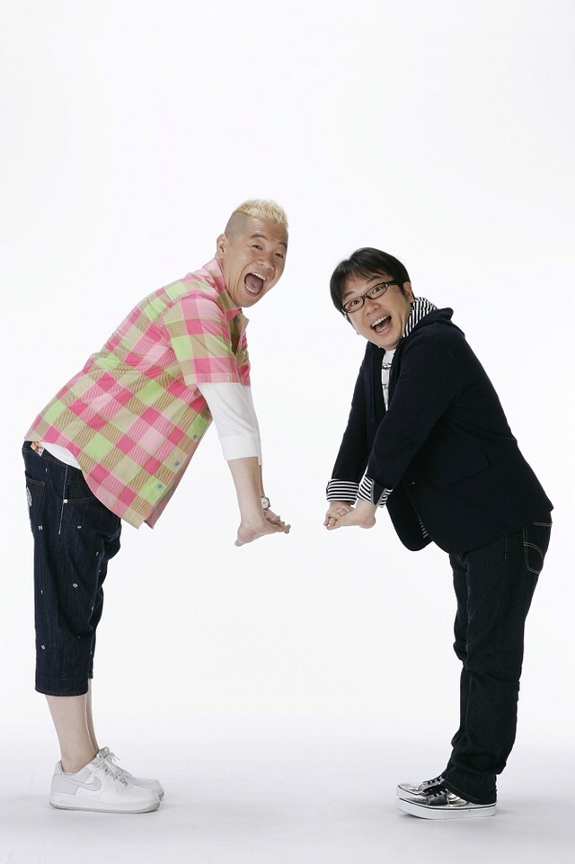 おなじみのポーズを決めるキャイ～ン。