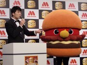 司会を務めたあべこうじとモスのキャラクター“モッさん”。「モッさんは板橋区在住の37歳、趣味は国内旅行とコスプレ。体力の限界を感じた場合は途中退場しますので」と、あくまであべ流のモッさんプロフィールを紹介した。