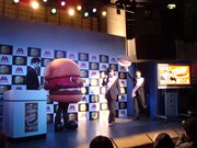 ライセンスは、鶏つくねに投票したという大勢のファンの拍手に出迎えられて登場。ファンとともに喜びを分かち合った。