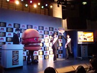 ライセンスは、鶏つくねに投票したという大勢のファンの拍手に出迎えられて登場。ファンとともに喜びを分かち合った。