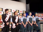 会場には東京・神奈川からモスバーガーの店員8名が登場。ライセンスとともに小学校の卒業式のような決意表明をした。