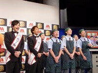 会場には東京・神奈川からモスバーガーの店員8名が登場。ライセンスとともに小学校の卒業式のような決意表明をした。