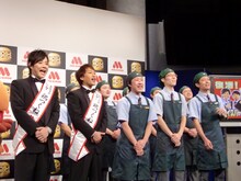 会場には東京・神奈川からモスバーガーの店員8名が登場。ライセンスとともに小学校の卒業式のような決意表明をした。