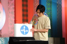 1人コント「道路標識物語」を披露するインパルス板倉。（c）「潜在異色」製作委員会