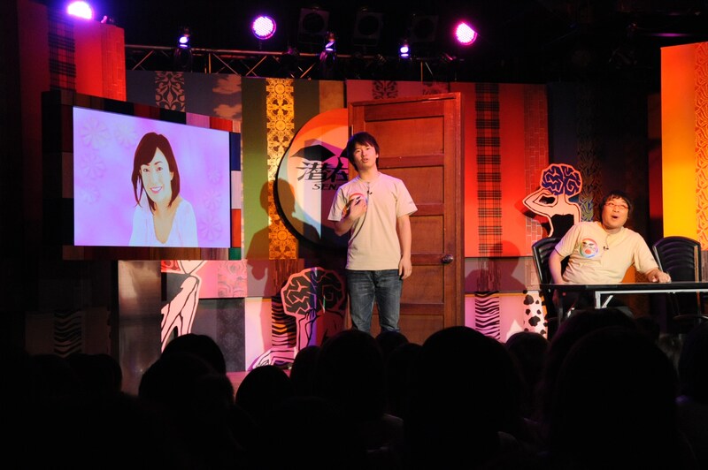 恋愛妄想ストーリーを語る若林。(c)「潜在異色」製作委員会
