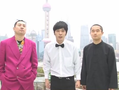 上海では、海外ということもあってか珍しく着衣のまま対決。ハブは中国を意識した衣装、RGはお得意の80年代ファッションに身を包んで決戦に挑んでいる。(c)吉本興業