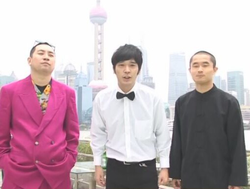 上海では、海外ということもあってか珍しく着衣のまま対決。ハブは中国を意識した衣装、RGはお得意の80年代ファッションに身を包んで決戦に挑んでいる。(c)吉本興業