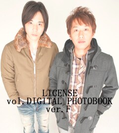 携帯サイト「ケータイよしもと」に「ライセンスのPHOTOBOOK」第2弾の表紙画像。表紙は私服だが、PHOTOBOOK内はスーツの写真が満載。(c)吉本興業
