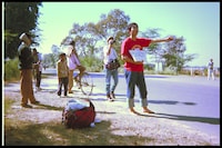 大陸横断ヒッチハイク中の猿岩石。(c)NTV