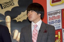 司会の雨上がり決死隊蛍原。